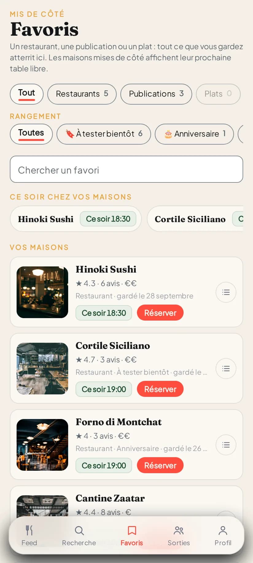 Le même écran Favoris sur un téléphone : les stories des maisons suivies en haut, puis les maisons gardées avec leurs nouveautés.