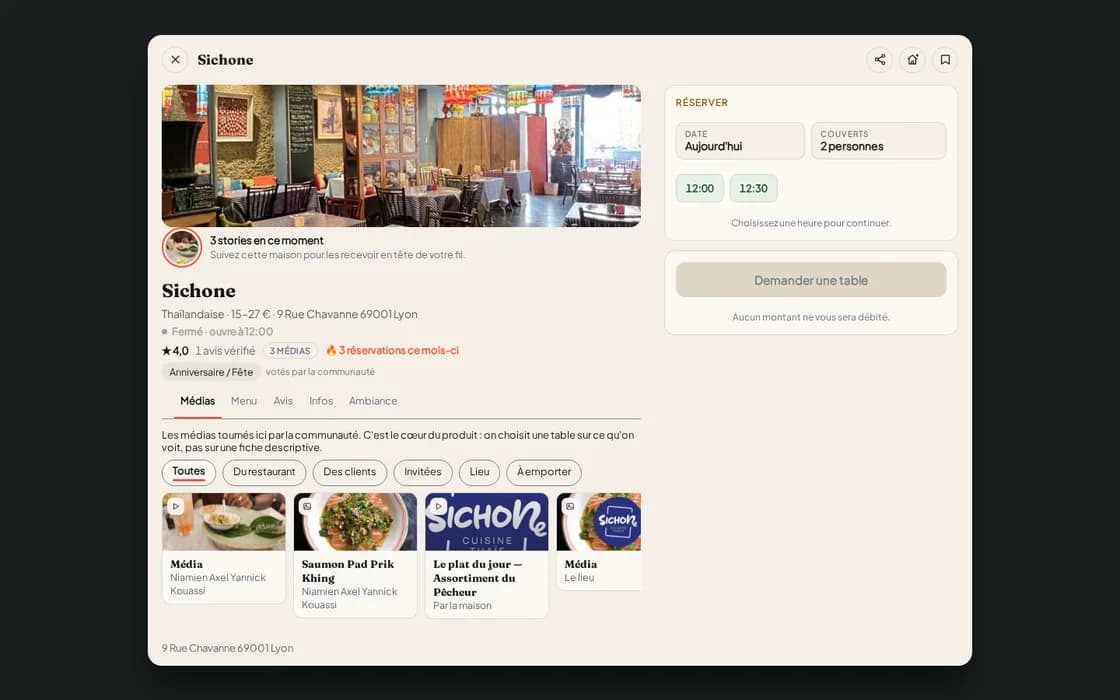 La fiche d’un restaurant sur un écran d’ordinateur : photos, médias de la communauté, et la réservation en face.